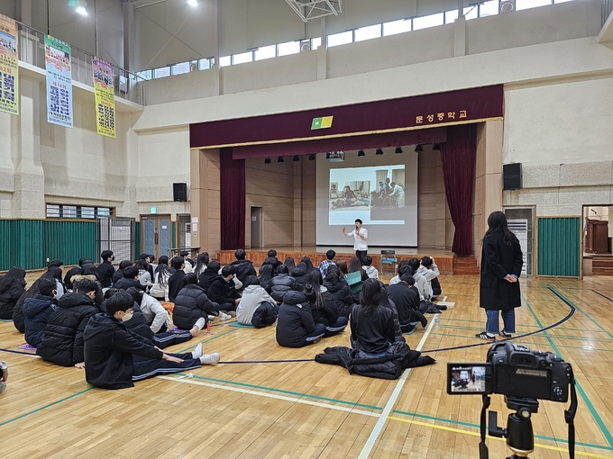 슬리밍고그룹 바른자세 기업부설연구소 이주석 연구소장이 교육을 진행하고 있다. (사진=슬리밍고그룹)