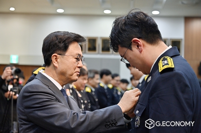 신임 소방공무원 임용식에서 김태흠 지사가 임명장을 수여와 계급장을 달아주었다.(충청남도: 제공)