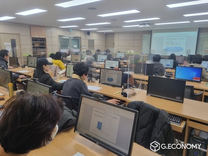 순천시(시장 노관규)는 시민의 디지털 문해력 향상과 정보화 취약계층의 디지털 격차 해소를 위해 2월부터 12월까지 시민 정보화 교육을 운영한다. / 순천시 제공