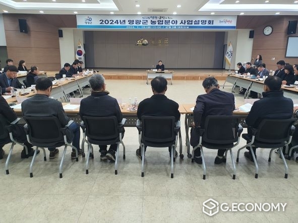 영광군은 지난 19일 농업현장 일선에서 농업인들과 직접 소통하는 읍․면, 농업인상담소, 농축협 및 농업관련 단체 등 60여 명이 참석한 가운데 농업분야 정책과 지원사업에 대한 이해를 돕기 위한 2024년도 농업분야 사업설명회를 개최하였다. / 영광군 제공