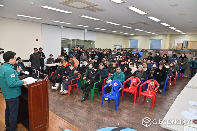 서천특화시장 화재 현장, 상인회 간담회에서 김태흠 지사(충청남도: 제공)