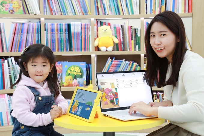  LG유플러스 임직원이 아동과 함께 아이들나라 스튜디오를 통해 리딩북을 제작하는 모습. 사진 제공=LG유플러스