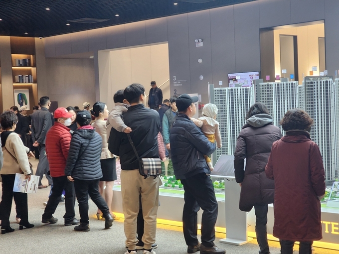 방문객들이 롯데캐슬 시그니처 중앙 견본주택을 둘러보고 있는 모습. 사진=롯데건설 제공