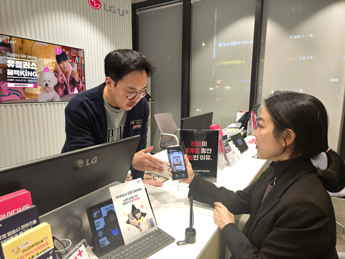 LG유플러스가 삼성전자 플래그십 스마트폰인 갤럭시 S24 시리즈의 사전예약 고객 대상 순차적으로 개통을 시작한다. 사진=LG유플러스 제공