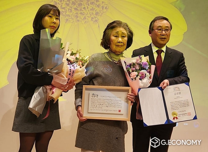 29일 한국사립박물관협회가 주최한 한국사립박물관인상 시상식에서 공로상을 받은 김인순 명예관장(가운데)이 기념사진을 찍고 있다. 사진=손현석 기자