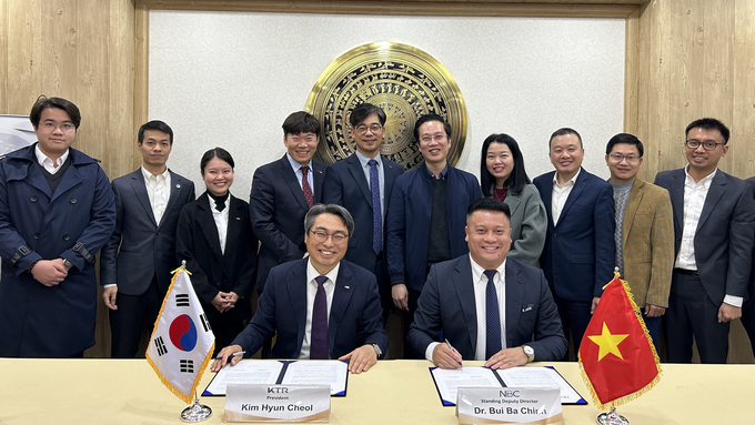 김현철 KTR 원장(앞 왼쪽)이 부이 바 친 베트남 국립 바코드센터 부회장(앞 오른쪽)과 상호 협력을 위한 업무협약을 체결했다. 사진=KTR 제공