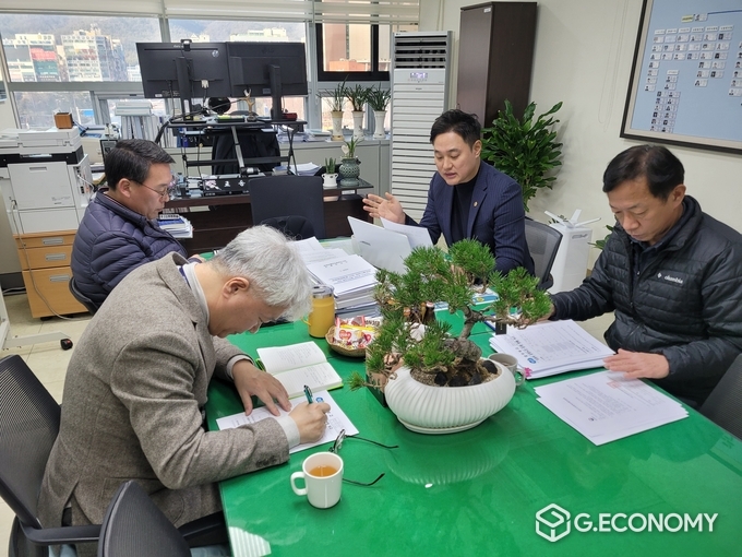 오석규 의원이 지난 29일경기도 교통국장실에서 의정부 동부지역 공항노선 운행 현황 간담회를 진행하고 있다.