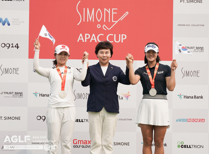 단체전 2위를 차지한 대한민국 팀 황유민(왼쪽)과 김민별(오른쪽)이 KLPGA 김순미 수석부회장과 손을 들어올렸다