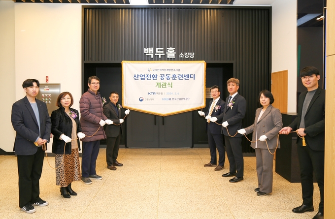 김태성 KTR 사업지원본부장(왼쪽 다섯번째), 박동준 한국산업인력공단 경인지역 본부장(왼쪽 네번째) 등 관계자들이 교육장 개관 기념촬영을 하고 있다. 사진=KTR 제공