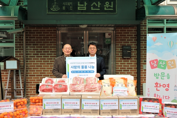 손원영 투자금융·글로벌사업부문 부행장(오른쪽)이 박흥식 남산원 원장과 함께 기념사진을 촬영하고 있다. 사진=NH농협은행 제공