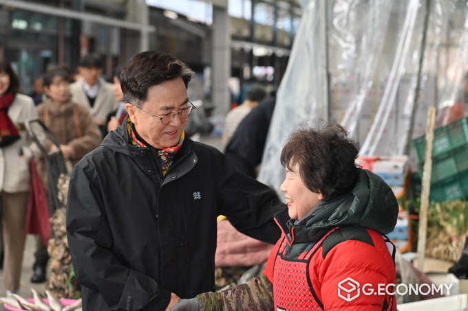 설 명절 맞아 당진전통시장 찾아 민생현장을 살피고 있는 김태흠 지사(충청남도: 제공)