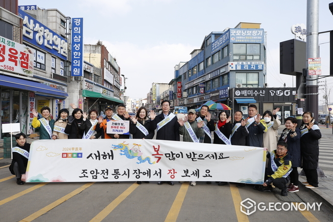 정명근 시장이 조암시장을 방문해 소방관계자및 상인과 소통하며 기념 촬영을 하고 있다.(화성시 제공)