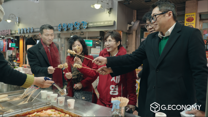 박재영 예비후보(국힘, 군포시)가 설 명절을 맞아 전통시장을 찾아 시민과 소통을 이어갔다.(박재영 예비후보 캠프 제공)