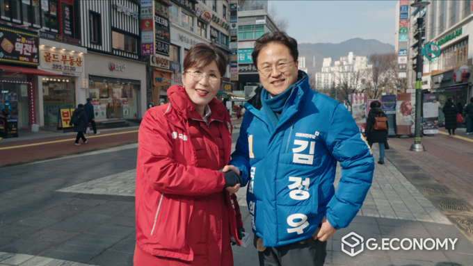 박재영 예비후보(좌)와 김정우 예비후보(우)가 페어플레이를 약속하며 악수하고 있다.(박재영 예비후보 캠프 제공)