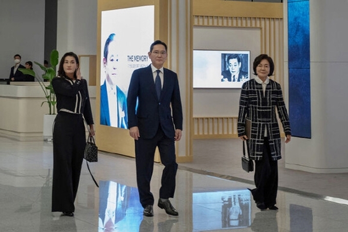 왼쪽부터 이서현 삼성복지재단 이사장, 이재용 삼성전자 회장, 홍라희 전 삼성미술관 리움 관장. 사진=삼성전자 