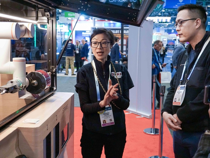 지난 1월 미국 라스베이거스에서 열린 ‘CES 2024’에 참석한 김동선 한화호텔앤드리조트 부사장이 푸드테크 부스를 둘러보고 있다. 사진=한화푸드테크 제공