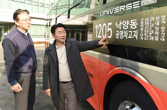 김동근 시장이 낙양동 버스공영차고지에서 광역버스 현장 점검을 하고 있다. (사진=의정부시)