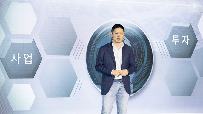 최성환 SK네트웍스 사업총괄 사장이 기업설명회 현장에서 오프닝 스피치를 진행하는 모습. 사진=SK네트웍스 제공