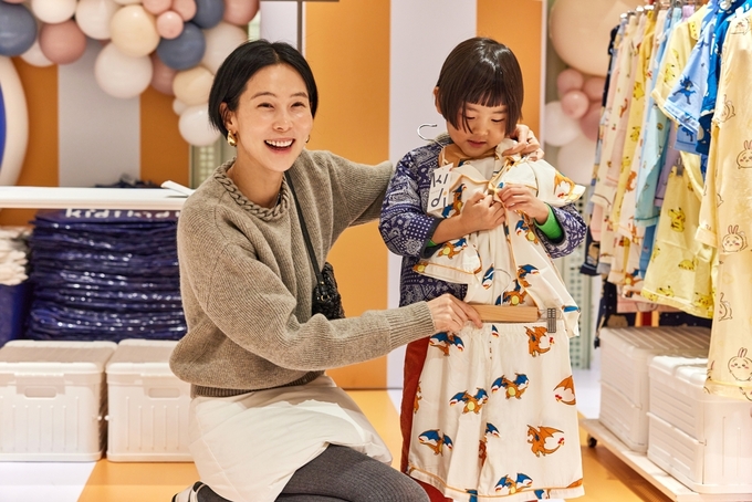 키디키디 뮤즈 김나영 가족이 키디키디 팝업스토어를 방문해 쇼핑하고 있다. (사진=이랜드월드)