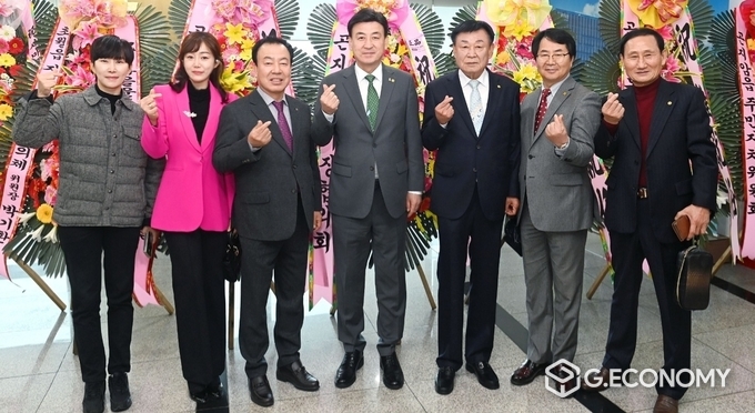 지난 21일 광주시청 대회의실에서 제14대·15대 지회장 이‧취임식을 마치고 박광성 회장(왼쪽 세번째)과 방세환 시장(가운데), 김선진 경위(왼쪽 첫 번째), 김정혜 교수(왼쪽 두번째)와 동료들이 기념촬영을 하고 있다.