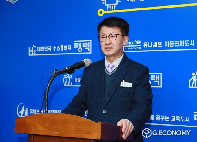 27일 김대환 복지국장이 브리핑을 통해 평택시 종합장사시설 건립사업 추진 관련 계획을 설명하고 있다./평택시제공