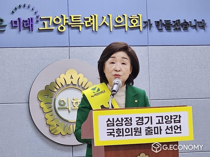 심상정 국회의원이 22대 국회의원 선거 출마 기자회견을 열고 지역 유권자에게 지지를 호소하고 있다. (ⓒ이창희 기자)