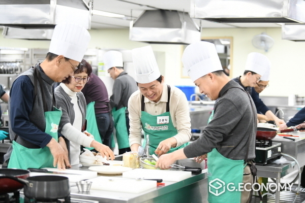 조용익 부천시장이 재료를 손질하며 참여자들과 대화를 나누고 있다. 사진=부천시청