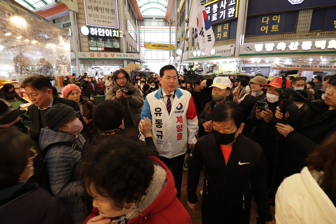 유동규 예비후보가 계양산 전통시장에서 유권자에게 지지를 호소하고 있다. (사진=유동규 예비후보 캠프)