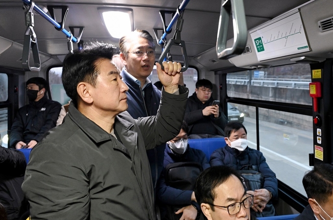 김동근 시장이 버스에 직접 탑승해 불편함을 체험하고 있다. (사진=의정부시)