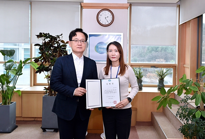 6일 경과원 원장실에서 (오른쪽)남인영 신임 경과원 노동이사가 (왼쪽)강성천 경과원장으로부터 임명장을 교부받고 기념촬영을 하고 있다.