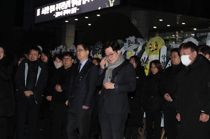 8일 새벽 김포시청 본관 앞에서 열린 노제에서 김병수 김포시장이 눈물을 흘리고 있다. (사진=김포시청)