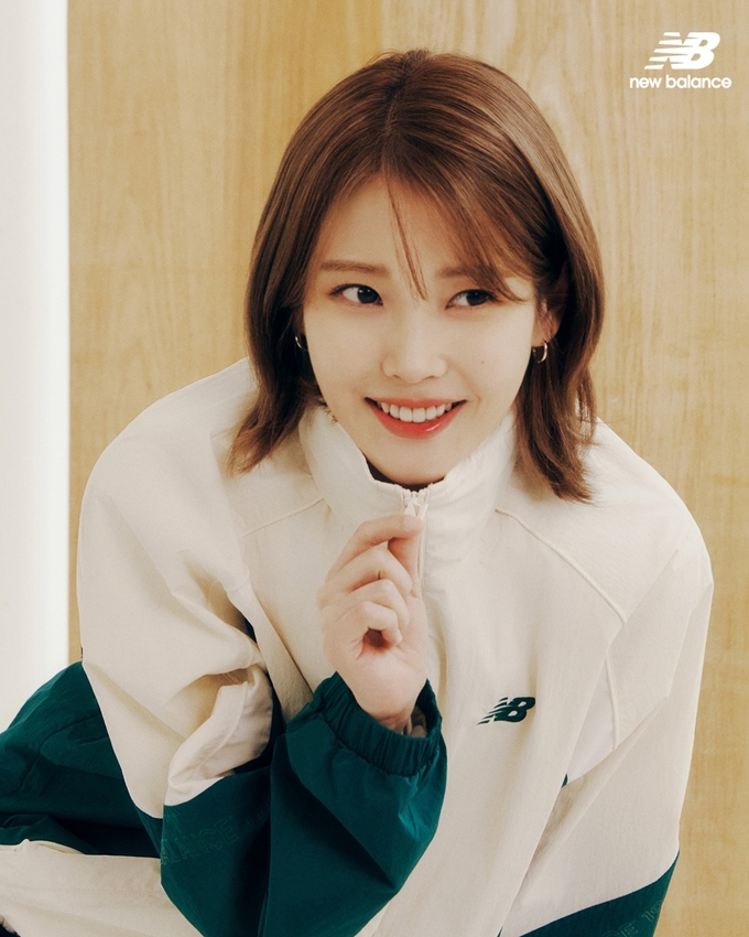 뉴발란스가 8일 공개한 글로벌 앰버서더 아이유와 함께한 화보 (사진=이랜드월드)