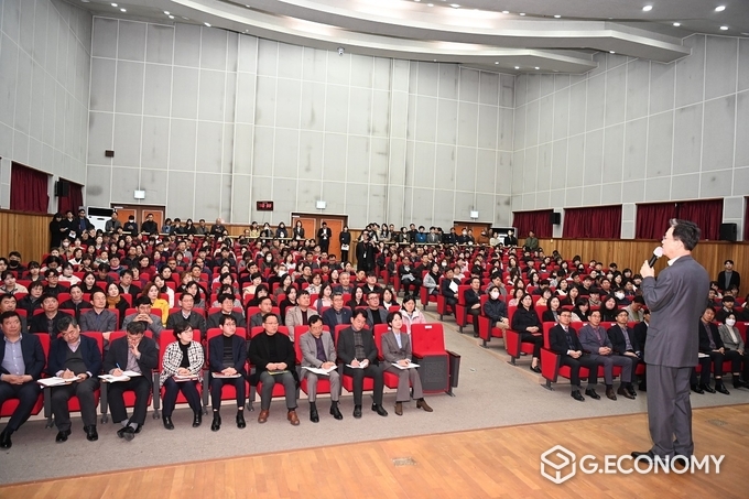 ‘농업기술원에서 특강’하고 있는 김태흠 지사(충청남도: 제공)