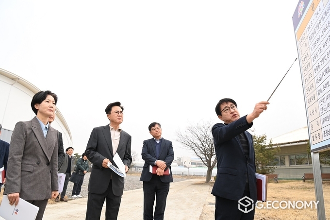 농업 기술원 내 청년 창업 스마트팜 신축 현장 시찰하고 있는 김태흠 지사(충청남도: 제공