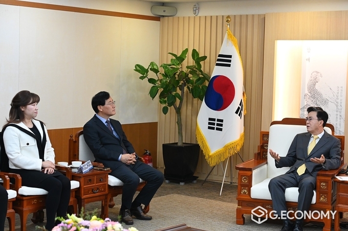 김태흠 충남도지사와 도청 접견실에서 성백석 린데코리아 회장(대표이사)
