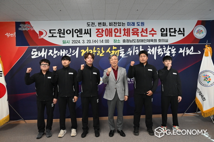 왼쪽부터 김건완(펜싱), 김민기(태권도), 성우종 회장, 이홍석(태권도), 최용범(카누), 황태중(아이스하키)(충청남도: 제공)