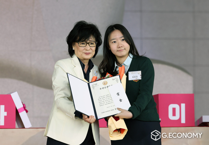 유관순상 유연경 사단법인 애국지사 윤희순기념사업회 전 이사장 수상(충남도: 제공)