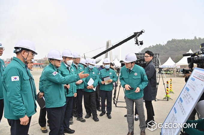 한화토탈에너지스 공장에서 김태흠 지사와 함께 ‘2024 레디 코리아’ 훈련(충남도: 제공)
