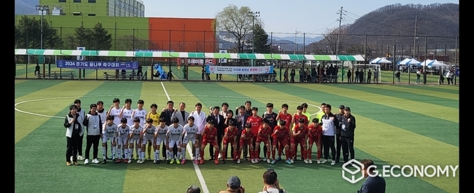 지난 24일 경기도 꿈나무 축구대회 중등부 결승을 앞두고 기념촬영을 하고 있다.