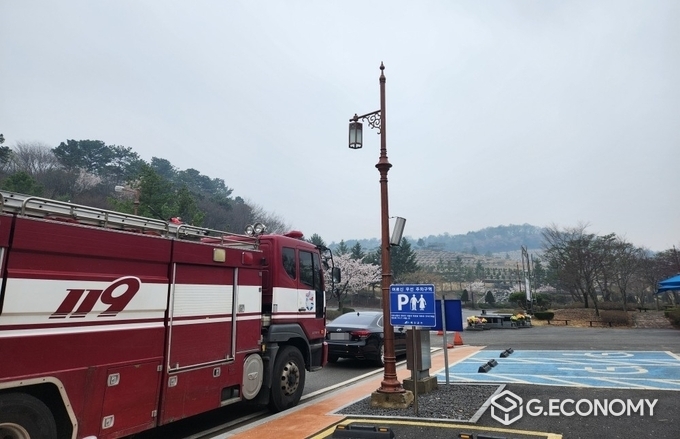 예산군의 한 추모공원에 안전사고를 대비해 근접 배치된 소방차