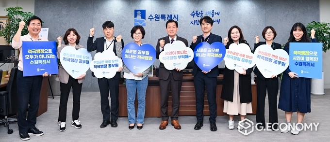 이재준 수원시장(가운데)과 공직자들이 적극행정 실천을 다짐하는 내용이 담긴 손팻말을 들고 있다.(수원시 제공)