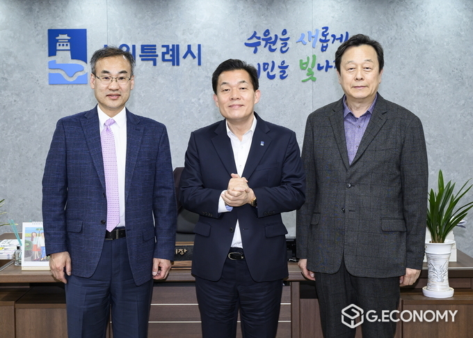 이재준 수원시장(가운데)과 오태환 KSEA 차기회장(왼쪽), 이주연 아주대학교 산업공학과 교수(오른쪽)가 함께하고 있다.(수원시 제공)