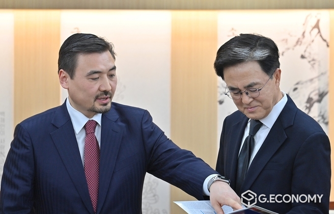 충남도청 접견실에서 김태흠 지사와 누르갈리 아르스타노프 주한 카자흐스탄 대사가 교류하고 있다(충남도: 제공)