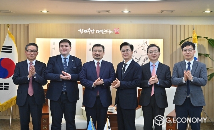 충남도청 접견실에서 김태흠 지사와 누르갈리 아르스타노프 주한 카자흐스탄 대사와 함께 기념사진(충남도: 제공)