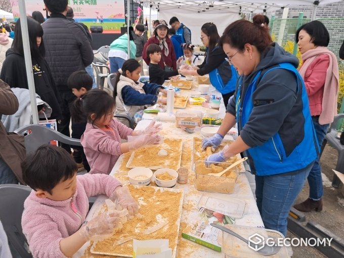 전통문화체험으로 인절미 만들기 체험 행사에서 아이들이 인절미 만드는 체험을 하고 있다.