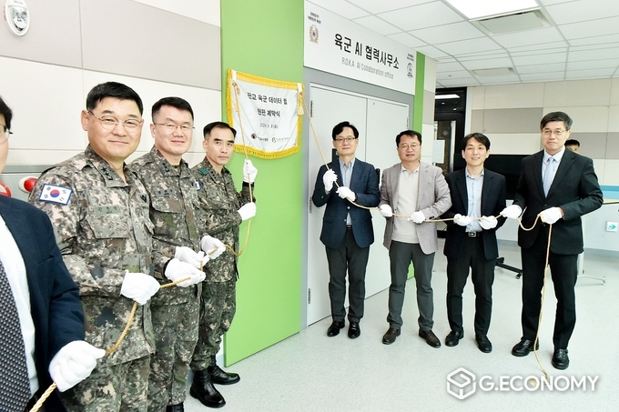 9일 판교 경기스타트업캠퍼스에서 열린 ‘육군 데이터랩 개소식’에서 강상천 경과원장(오른쪽에서 네 번째)을 비롯한 참석자들이 현판 제막 후 기념촬영을 하고 있다. /경기도경제과학진흥원제공