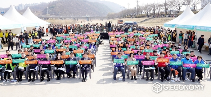 광주시 공무원과 지역 정치인들이 모여 경기도 종합체육대회 광주시 유치를 위해 한 목소리를 내고 있다.(광주시 제공) 