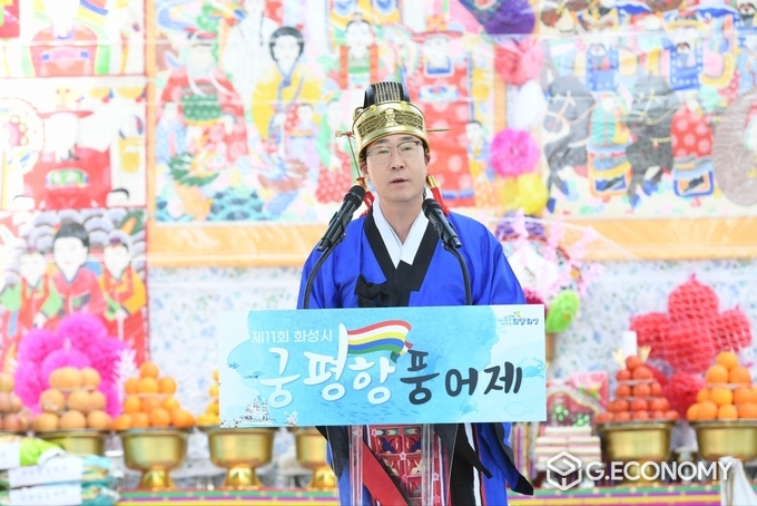 정명근 시장이 지난 13일 풍어제에 참석해 축사를 하고 있다.(화성시 제공) 