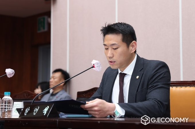 박상현 의원이 17일 군포시의회 제273회 임시회 제1차 행정복지위원회에서 '군포시 청소년 권리 증진을 위한 조례 일부 개정안'을 발의하고 있다.(군포시의회 제공)