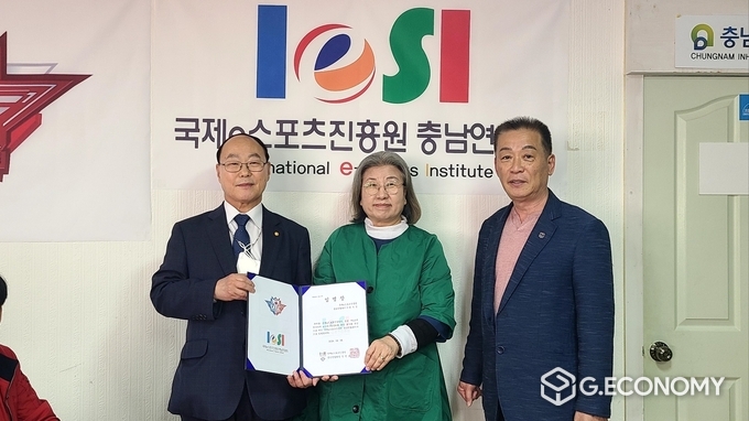 사단법인 ‘충남 문화e스포츠 협회 이사진 위촉식에서 (좌) 호서대학 평생교육원 홍봉택 초빙교수, 국제e스포츠진흥원 전옥이 이사장, 정연호 충남연합회 회장(협회 발기인 대표) 기념사진/뉴스아이이에스